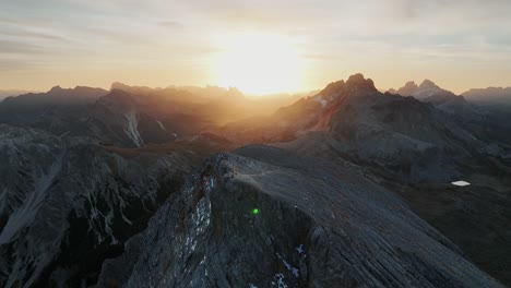 Amanecer-En-Un-Místico-Paisaje-Montañoso-En-Los-Dolomitas-En-Tirol-Del-Sur---Italia