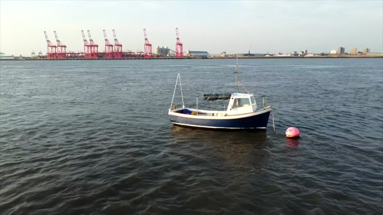 Barca bianca e blu sull'oceano a Southport, Regno Unito