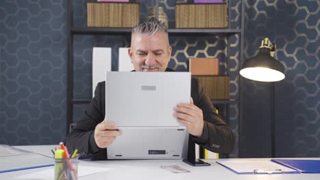 un hombre de negocios feliz y alegre experimentando alegría.