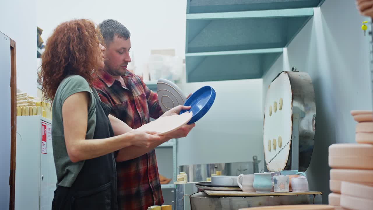 Laboratorio di ceramica: Esame dei pezzi finiti