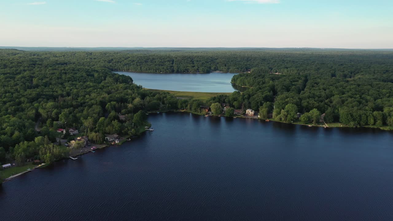 vista impresionante del vasto paisaje forestal y el lago azul tahoe en el estado de nevada - toma aérea