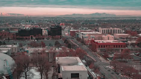 In-Dieser-Urbanen-Zeitrafferaufnahme-Von-Einem-Dach-Aus-Bewegt-Sich-Der-Verkehr-Entlang-Einer-Straße-In-Der-Innenstadt-Von-Salt-Lake-City,-Während-Wolken-Darüber-Ziehen