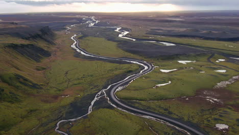 Drone-Aéreo-Cinemático-Movimiento-Hacia-Adelante-Del-Glaciar-Solheimajokull-Islandia-Camino-Ventoso-Al-Final-De-La-Tarde