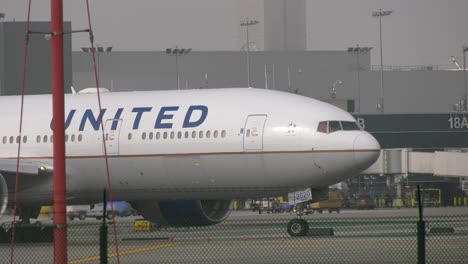 boeing 777 preparándose para despegar