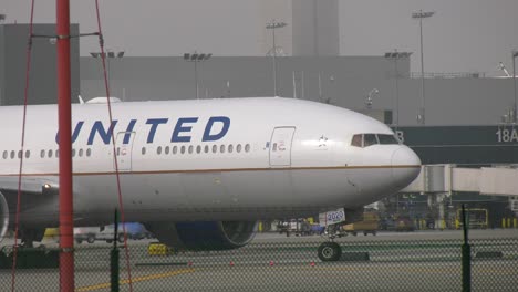 boeing 777 preparing to take off