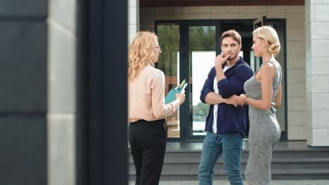 pareja joven comprando una casa de lujo juntos. agente inmobiliario aconsejando casa para pareja