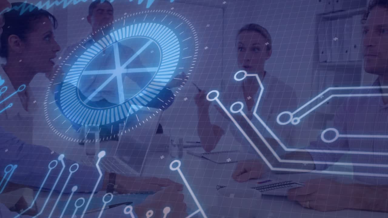 Un team di cinque persone che collabora in ambito aziendale, con l'uomo a sinistra che indica un dispositivo attivando un HUD blu che si sposta a destra.