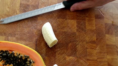cortar un plátano pelado por la mitad