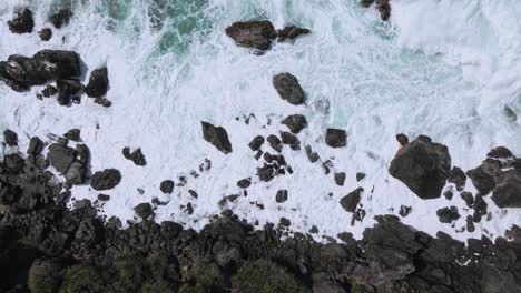 las olas blancas espumosas en la costa de watu lumbung en indonesia