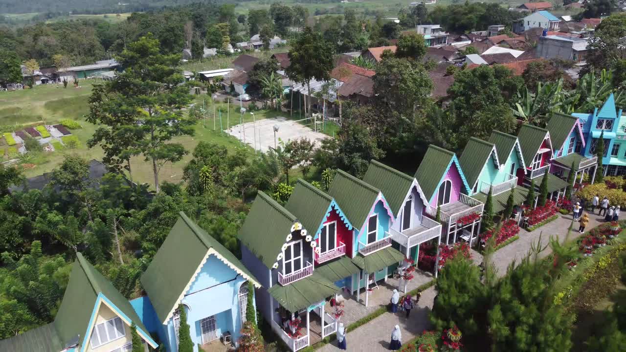 인도네시아 세마랑에 있는 도시 한가운데 있는 아름다운 화원의 최고 전망