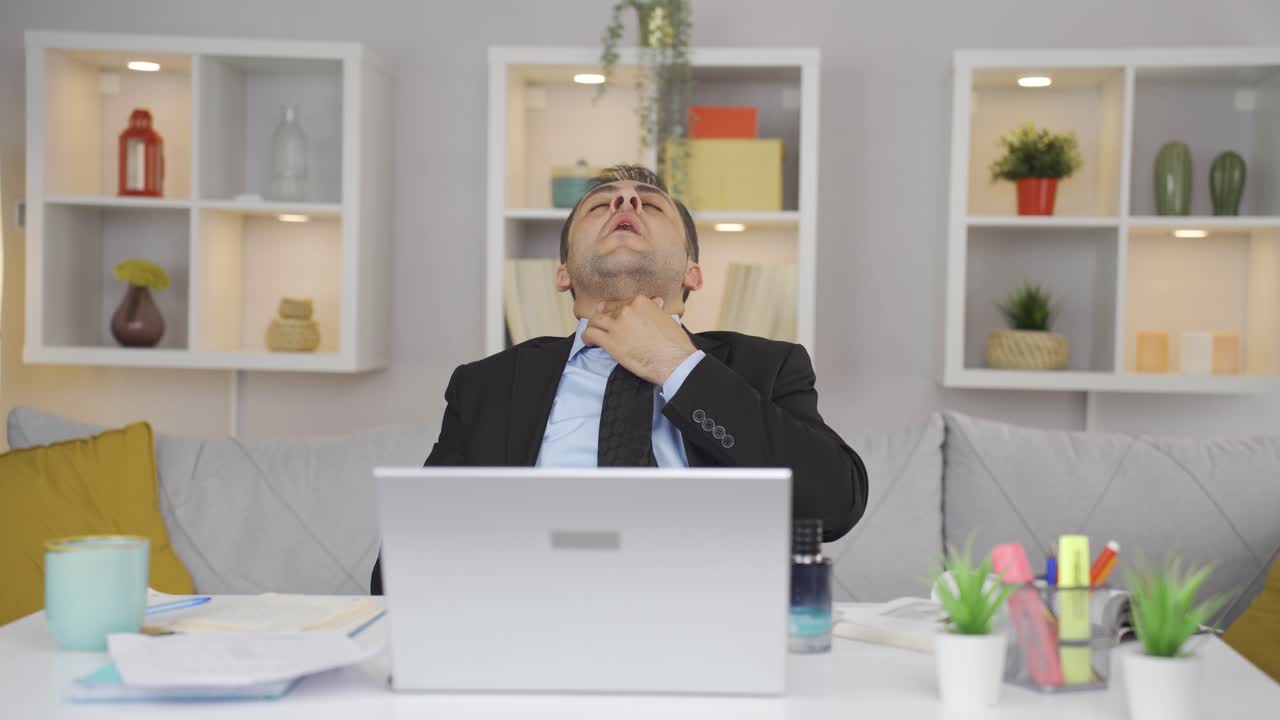 목이 아파서 고생하는 가정 사무직 노동자.