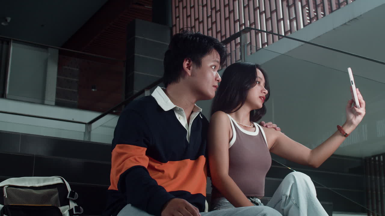 소년과 소녀가 함께 셀피 사진을 찍고 있다