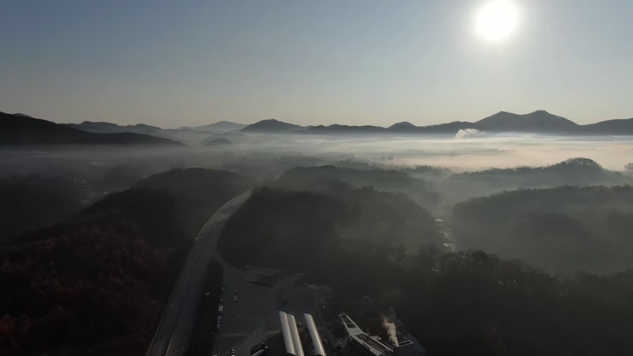 안개가 자욱한 가을 고속도로 장면