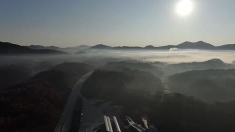 안개가 자욱한 가을 고속도로 장면