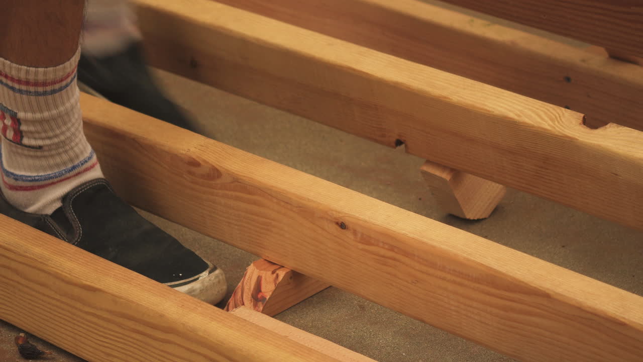 construcción de mini rampa, preparación de cimientos o pie de rampa, primer plano