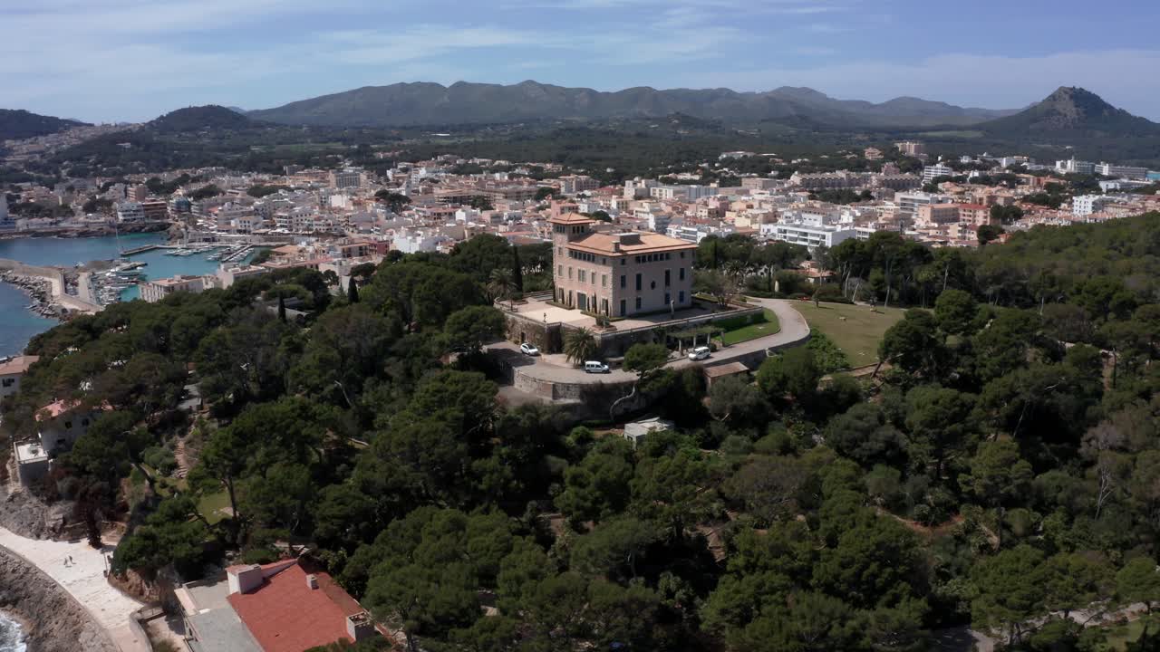맑고 푸른 물과 함께 화창한 날 마요르카 칼라 라자다의 빌라 행진