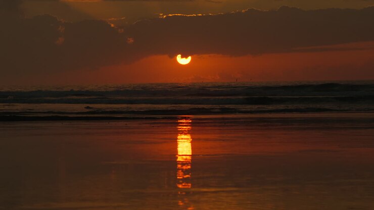 puesta de sol sobre la playa del océano