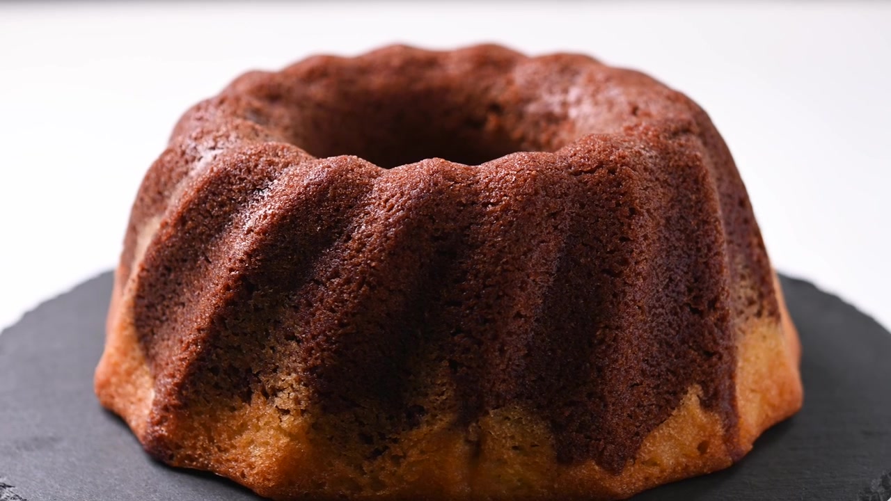 Sjokoladebundtkake roterer