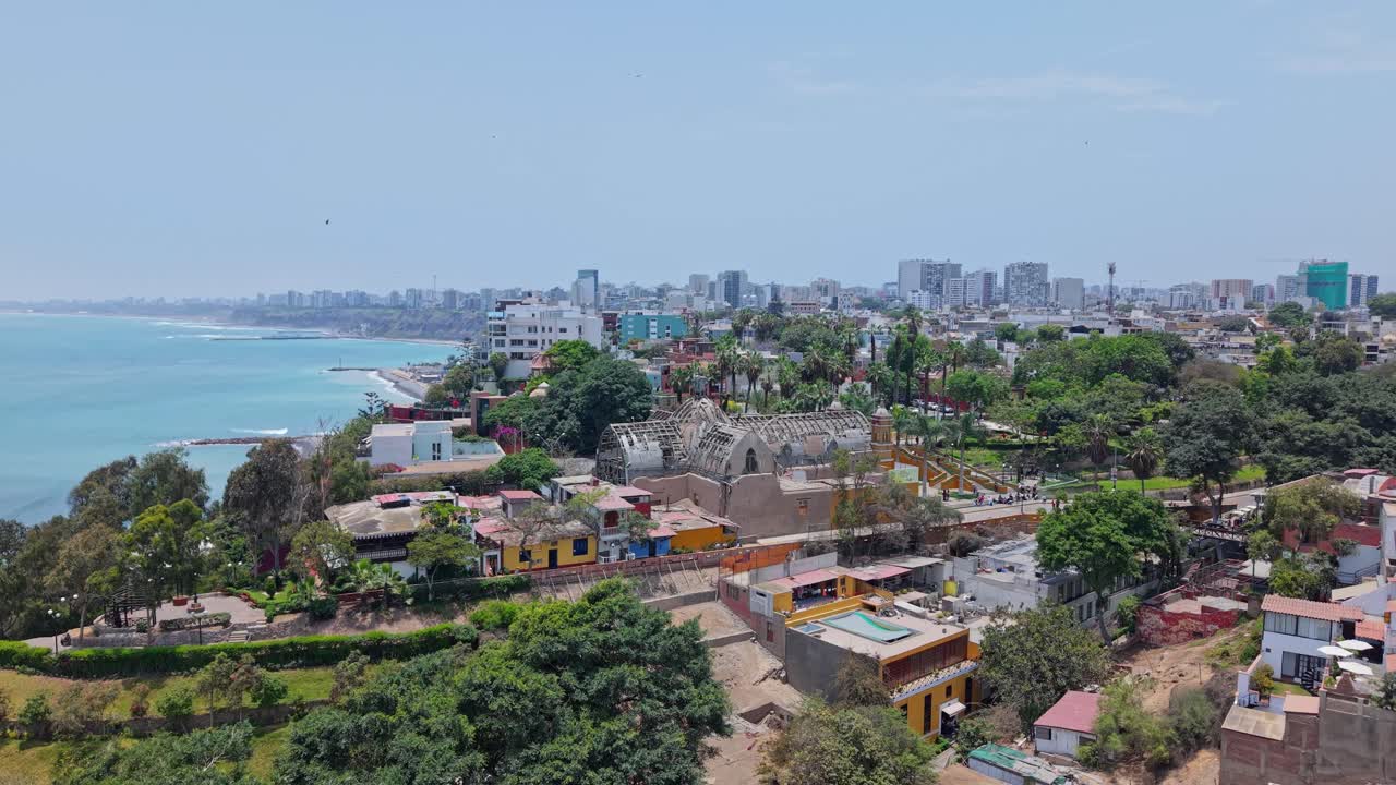 Veduta aerea di Lima con focus sul sito di restauro della Chiesa La Ermita.