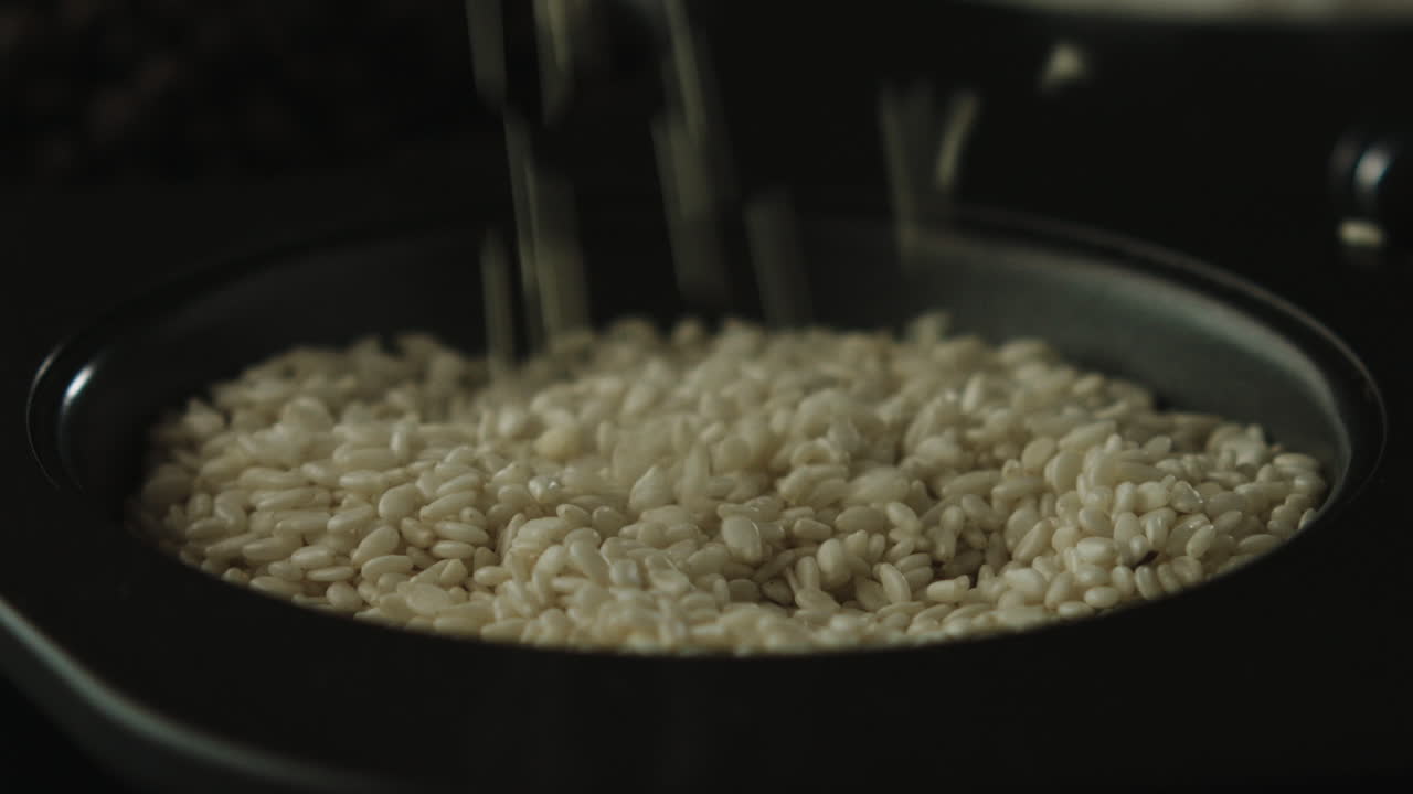 el movimiento lento de las palomitas de maíz que caen