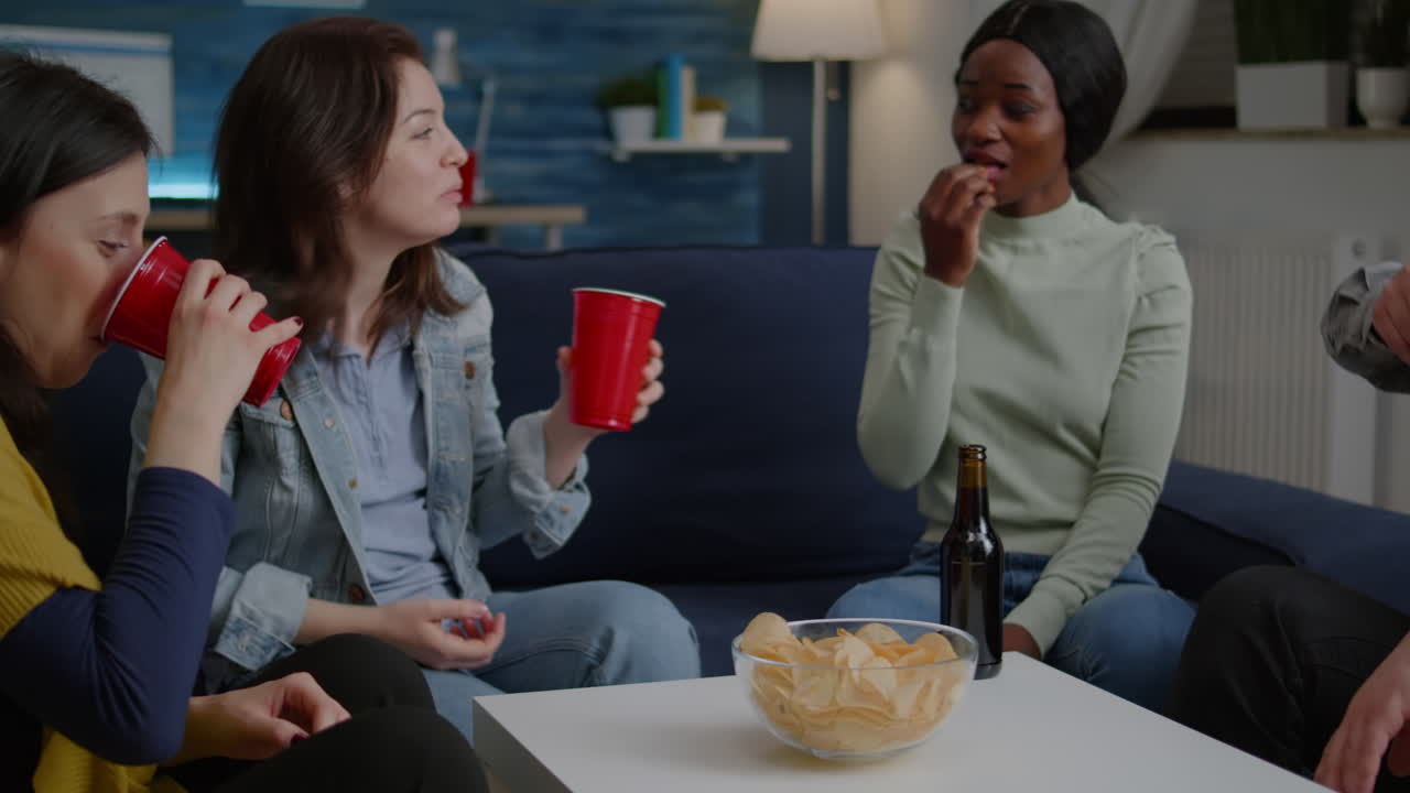 Donna afroamericana che parla con gli amici godendosi il tempo trascorso insieme.