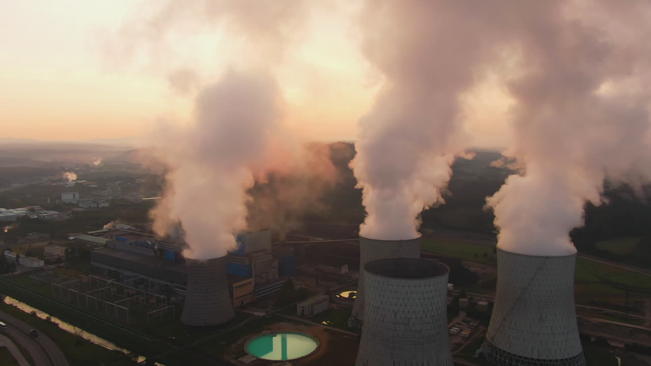 해가 뜨고 있는 발전소 의 공중 사진