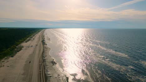 Hermoso-Paisaje-De-Playa-Aéreo-De-Fondo-Con-Olas-Y-Luz-Solar-Reflejada-En-La-Playa-Báltica-De-Jurmala-En-Letonia