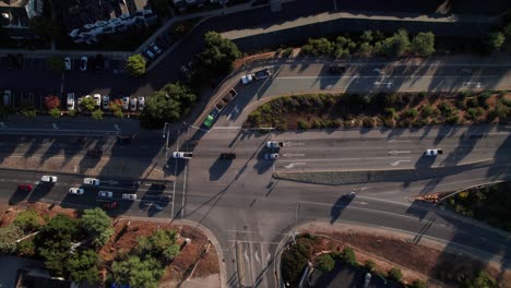 antena aérea del flujo de tráfico en la intersección suburbana, norte de california