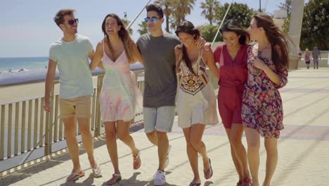 Joven-Grupo-De-Amigos-De-Moda-En-Vacaciones-De-Verano