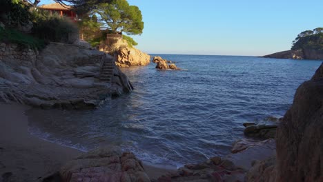 Aiguablava-Europäischer-Strand-Im-Mittelmeer-Spanien-Weiße-Häuser-Ruhiges-Meer-Türkisblau-Begur-Costa-Brava-Ibiza