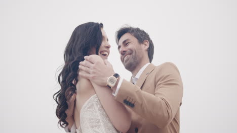feliz novia y novio bailando