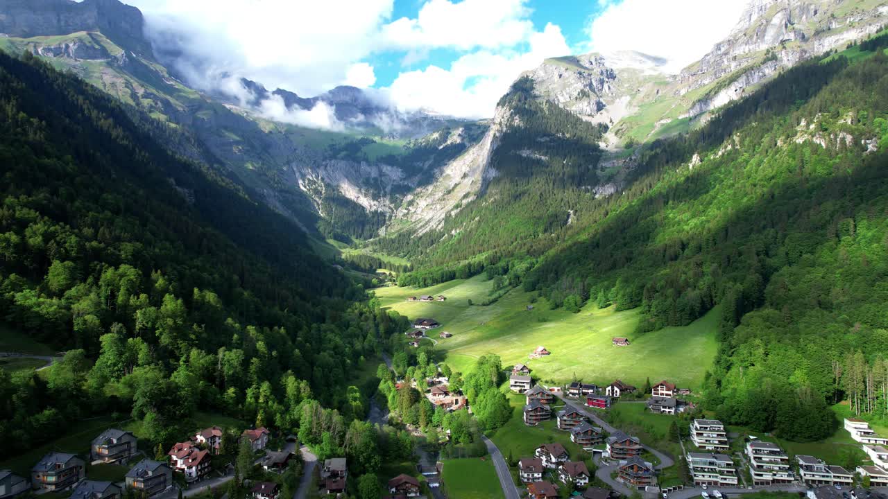 Veduta aerea di un bellissimo paesaggio naturale svizzero