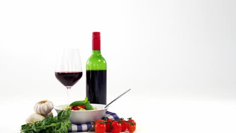 vino tinto con un plato de pasta