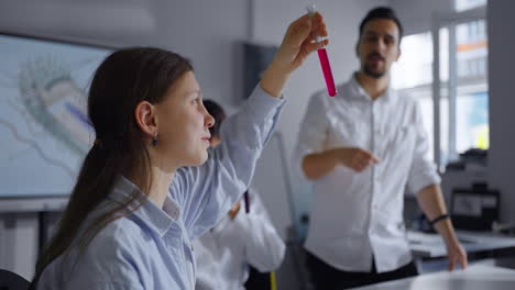 joven estudiante en un laboratorio de química