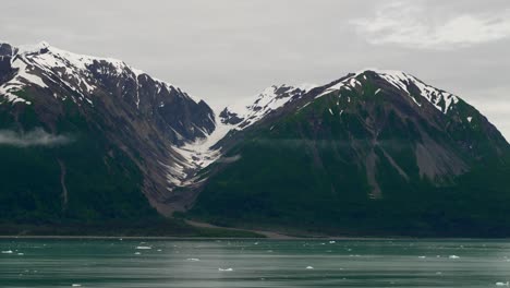 Hielo-Flotando-En-El-Agua-Por-Un-Valle-Glacial-A-Lo-Largo-De-La-Costa-De-Alaska