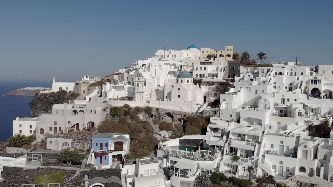 dramática antena giratoria de la arquitectura de santorini y vista desde lo alto del acantilado