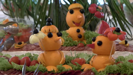 decoración de comida con figuras de piel de naranja