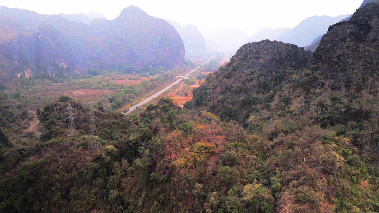 paisaje montañoso de karst neblínico con rugido de suministro atravesando durante la estación seca del norte de laos