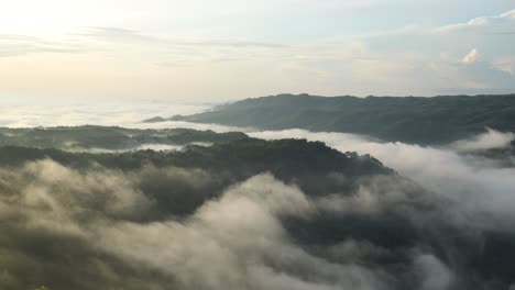 Zeitraffer-Von-Wolken-über-Den-Bergen-Am-Morgen