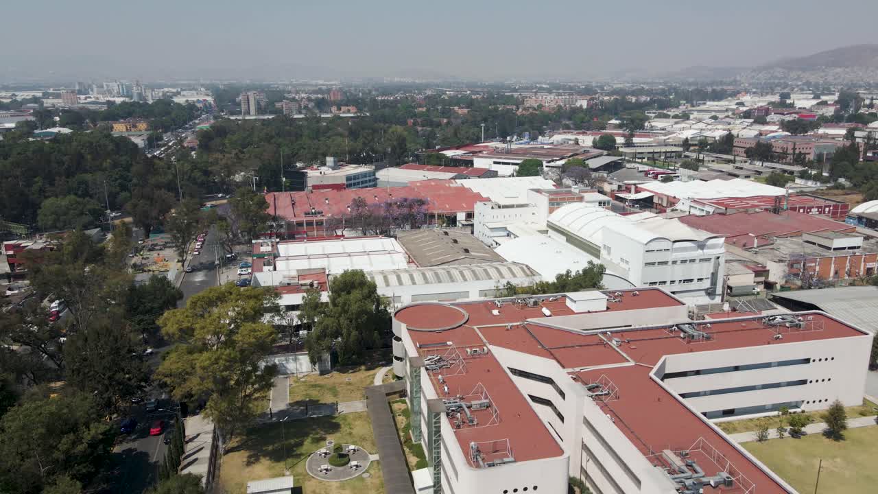 vista aérea pasando por encima de los edificios académicos en el campus principal de la universidad de méxico