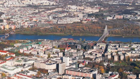 Toma-Aérea-De-Puentes-Sobre-El-Río-Vístula-En-Varsovia.