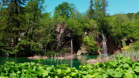 Waterfalls-and-turquoise-water-pond-in-Plitvice-National-Park,-Croatia