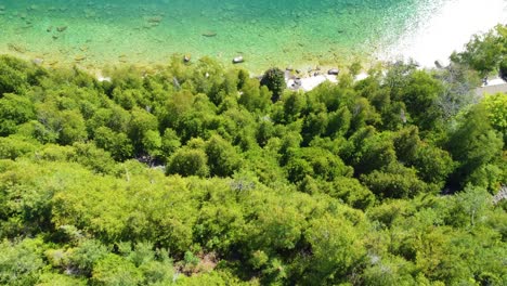 Magical-relax-tour-over-Georgian-Bay-with-turquoise-lake,-rocky-coast-and-dense-forest-in-Ontario,-Canada