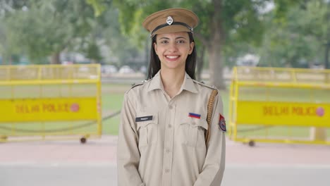 una policía india feliz sonriendo.