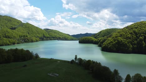 widok z lotu ptaka na turkusowe jezioro w górach