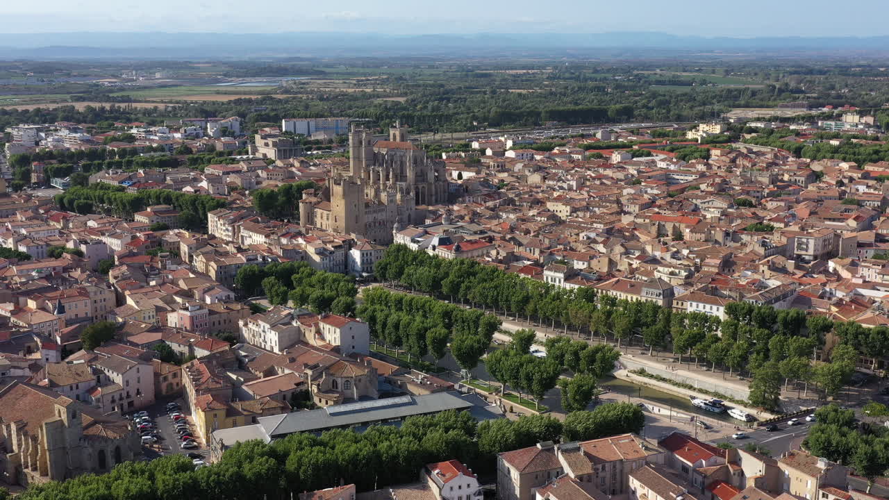 Kathedrale von Narbonne entlang des Canal de la Robine und des Flusses Aude, Luftaufnahme der Altstadt