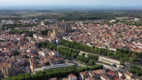 catedral de narbona a lo largo del canal de la robine aude río vista aérea de la ciudad vieja