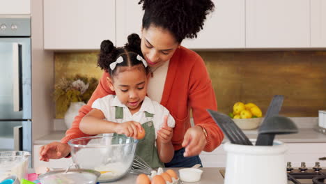 Mutter,-Kind-Und-Backen-Mit-Eiern-In-Der-Küche