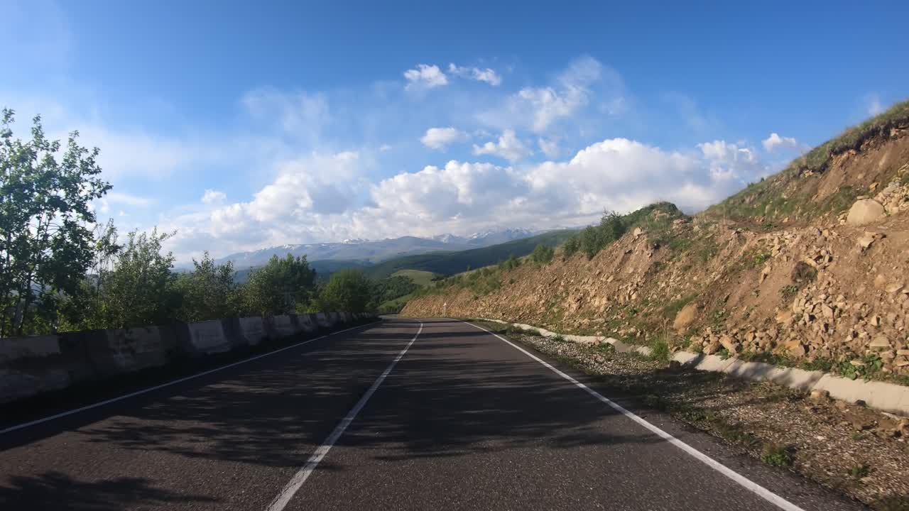 serpentine 도로에서 자동차를 운전