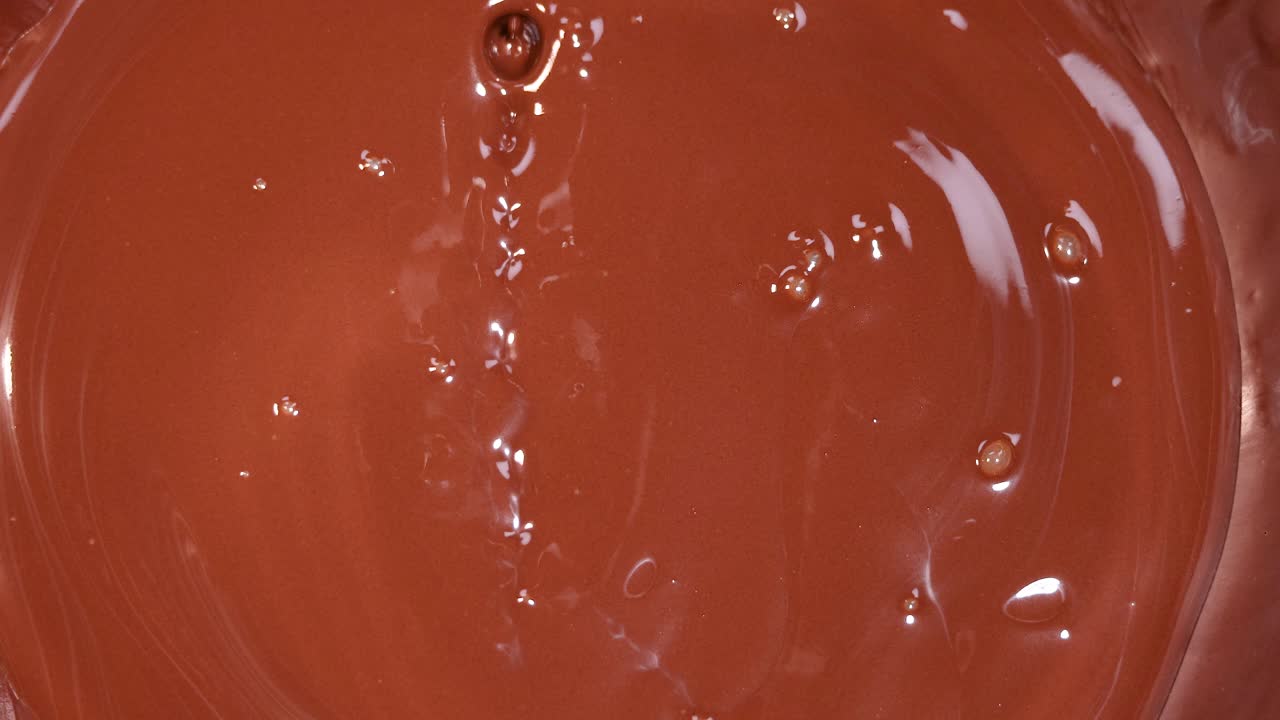 부드러운 초콜릿 액체가 아지고 파란색입니다.